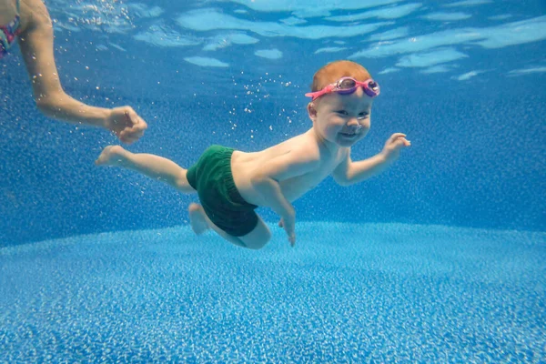 Baby Pojke Dyker Vattnet Poolen Med Glädje — Stockfoto