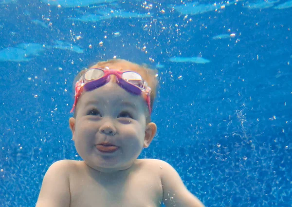 Baby Pojke Dyker Vattnet Poolen Med Glädje — Stockfoto