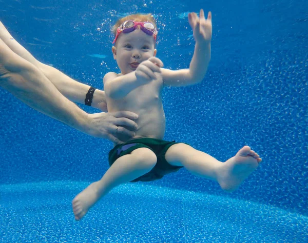 男婴高兴地潜入游泳池里 — 图库照片