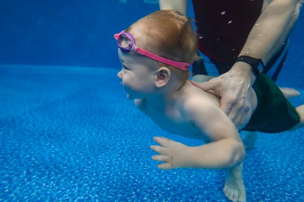 Menino Mergulha Debaixo Água Piscina Com Prazer — Fotografia de Stock