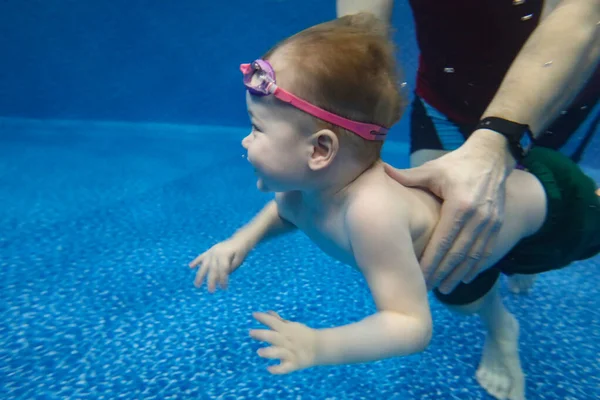 Baby Pojke Dyker Vattnet Poolen Med Glädje — Stockfoto