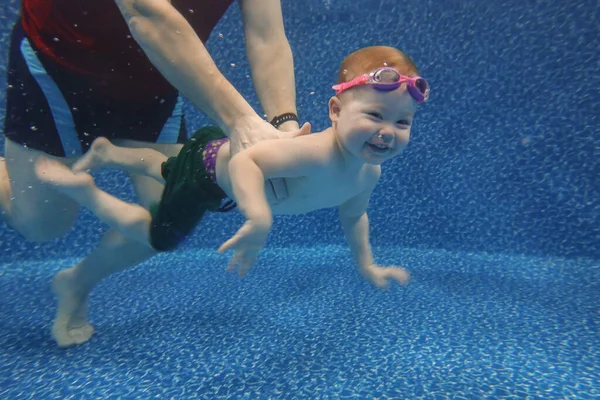 Baby Pojke Dyker Vattnet Poolen Med Glädje — Stockfoto