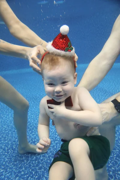 Menino Chapéu Papai Noel Mergulha Debaixo Água Piscina Com Prazer — Fotografia de Stock