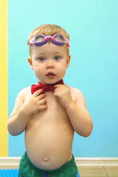 Retrato Baby Boy Cerca Piscina Con Gafas Baño — Foto de Stock