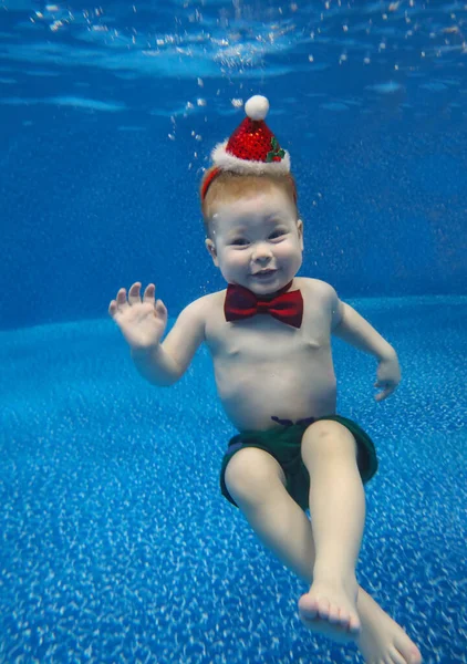 Chlapeček Klobouku Santa Clause Potěšením Potápí Pod Vodou Bazénu Vánoční — Stock fotografie