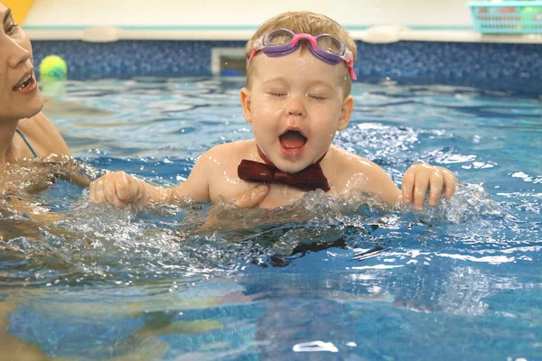 Bambino Nuota Piscina Con Piacere — Foto Stock