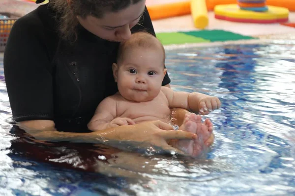 Baba Csecsemő Úszás Medencében Fiatal Anya — Stock Fotó