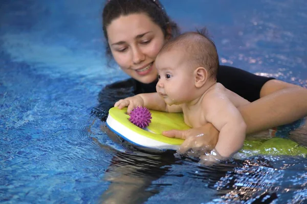 Baba Csecsemő Úszás Medencében Fiatal Anya — Stock Fotó