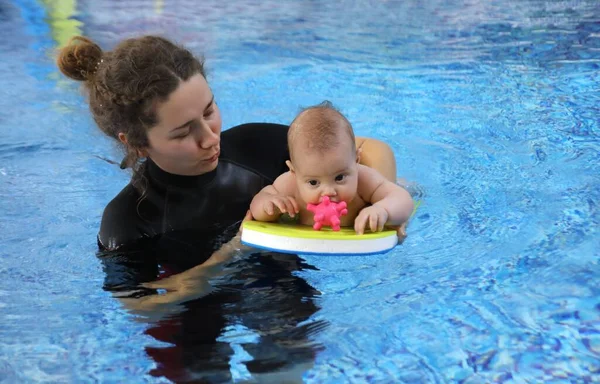 Bebê Bebê Nadando Piscina Com Jovem Mãe — Fotografia de Stock