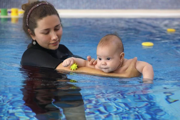 Spädbarn Simmar Poolen Med Ung Mamma — Stockfoto