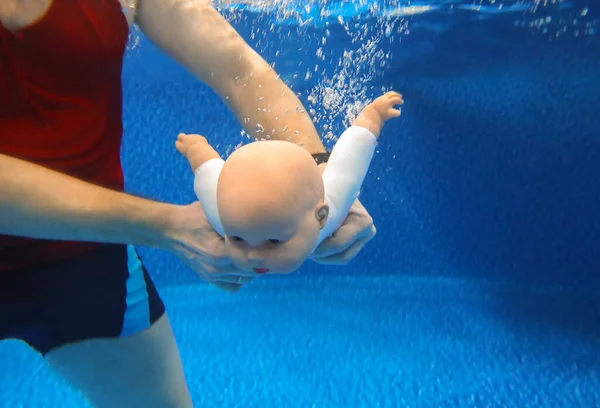 Man Kastar Baby Docka Pool För Föräldraskap Utbildning Stockbild