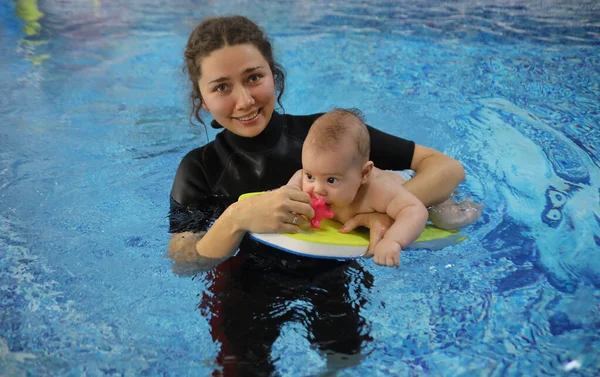 Spädbarn Simmar Poolen Med Ung Mamma Stockbild