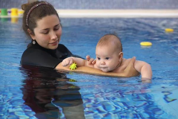 Yavru Bebek Genç Annesiyle Havuzda Yüzüyor Telifsiz Stok Imajlar