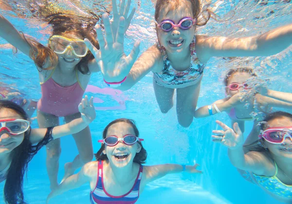 Μικρά Χαρούμενα Παιδιά Που Κολυμπούν Στην Πισίνα — Φωτογραφία Αρχείου