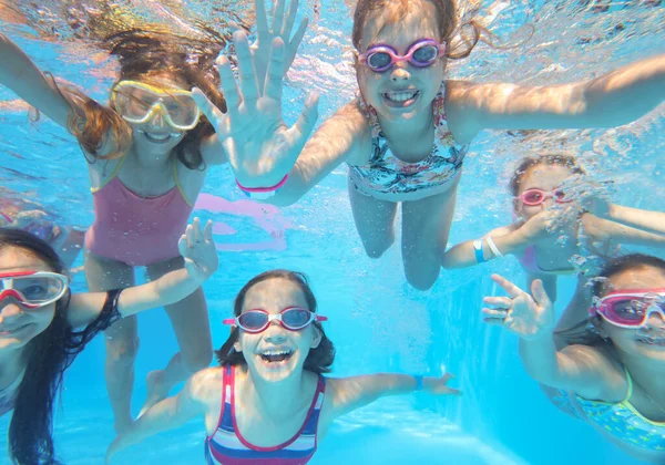 Petits Enfants Heureux Nager Dans Piscine Sous Eau Photos De Stock Libres De Droits