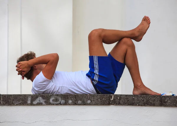 Jongen liegen — Stockfoto