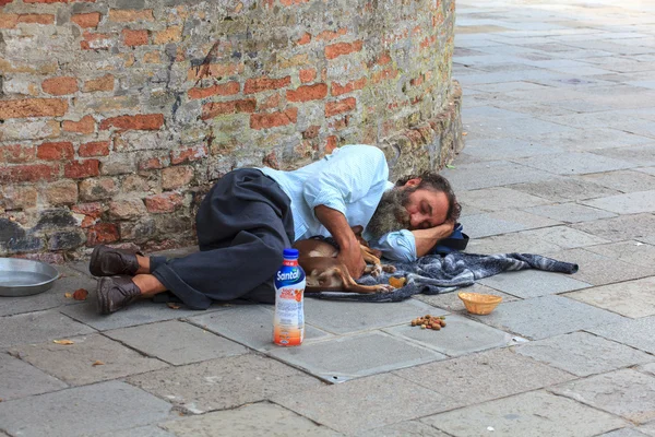 Obdachlose schlafen auf der Straße Stockbild