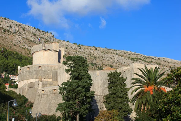 Paredes de Dubrovnik com vista para a Torre Minceta — Fotografia de Stock