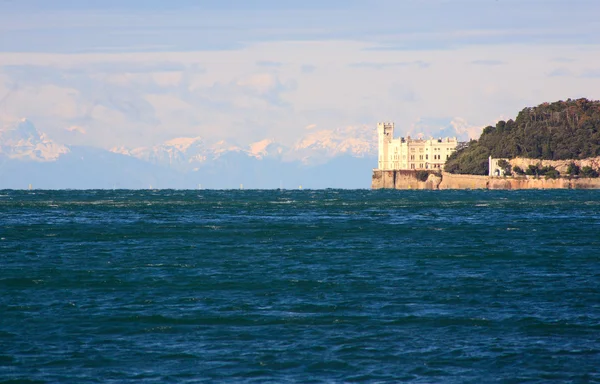 Castelo miramare em trieste — Fotografia de Stock