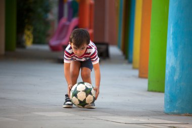çocuğun futbol topu