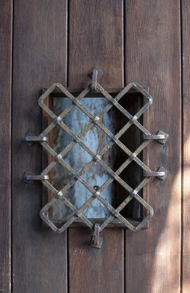 Ancienne porte avec grille — Photo