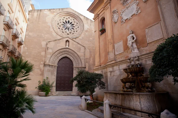 Sant'Agostino Kościół i saturno fontanna, trapani — Zdjęcie stockowe