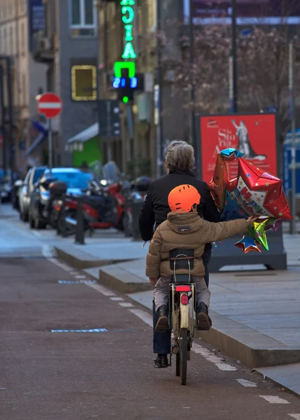 Großmutter und Kind im Fahrrad — Stockfoto