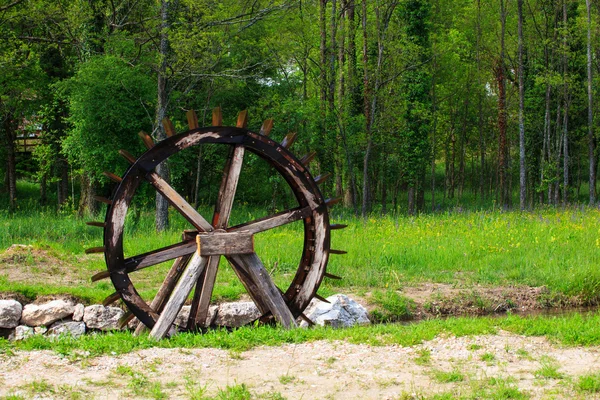 Waterrad in de rivier — Stockfoto