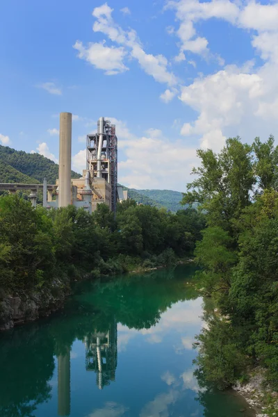 Industrie à côté de la rivière ia — Photo