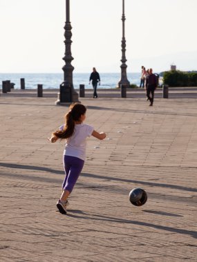 plaiyng futbol