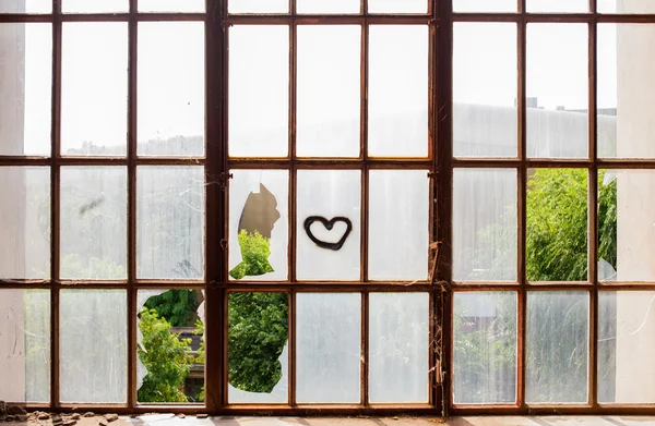 Herz auf zerbrochene Fenster gemalt — Stockfoto