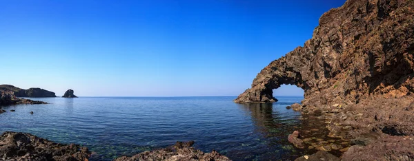 Arco dell'elefante och faraglioni, pantelleria — Stockfoto