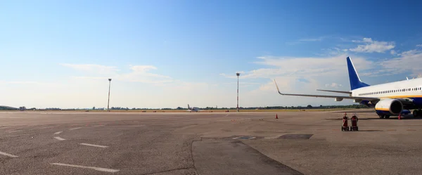 Repülőgép a repülőtéren — Stock Fotó