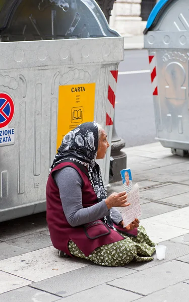 Cigana mulher pedir dinheiro — Fotografia de Stock