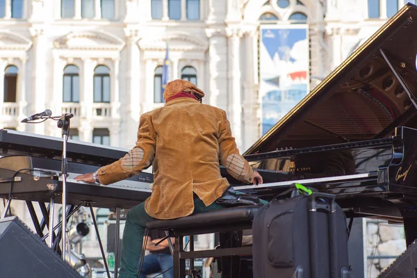 Omar Sosa playing piano — Stock Photo, Image