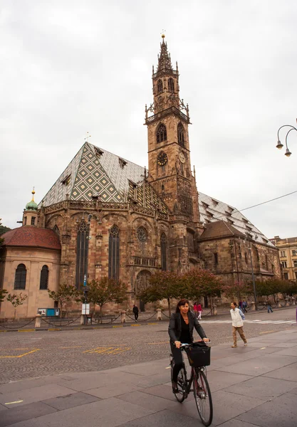 La catedral gótica de Bolzano a primera hora de la mañana . —  Fotos de Stock