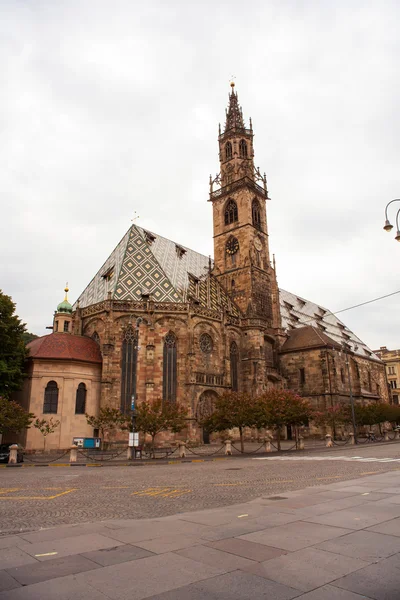 La catedral gótica de Bolzano a primera hora de la mañana . — Foto de Stock