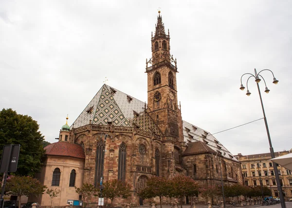 Gotycka katedra z bolzano w świetle wcześnie rano. — Zdjęcie stockowe