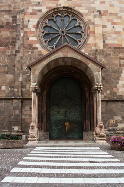 Eingang zur gotischen Kathedrale von Bozen — Stockfoto