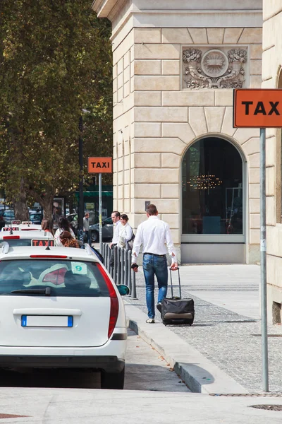 Mann mit Einkaufswagen — Stockfoto