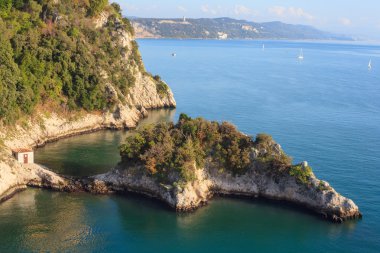 Sahil duino kale altında