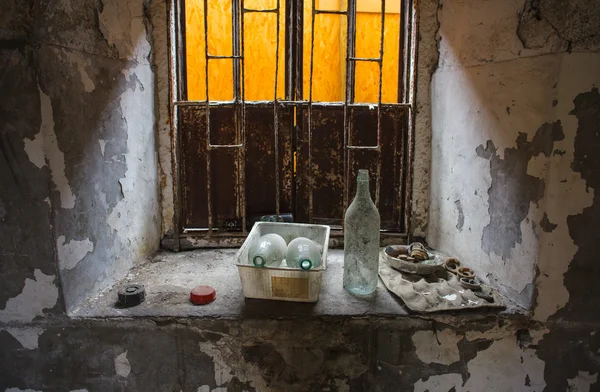 Flaschen auf Fensterbank — Stockfoto