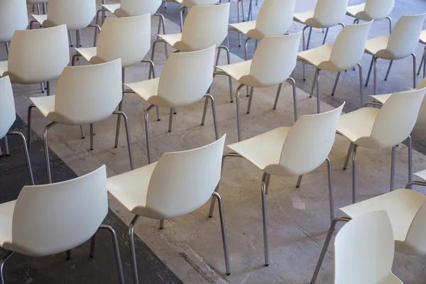 Witte stoelen — Stockfoto