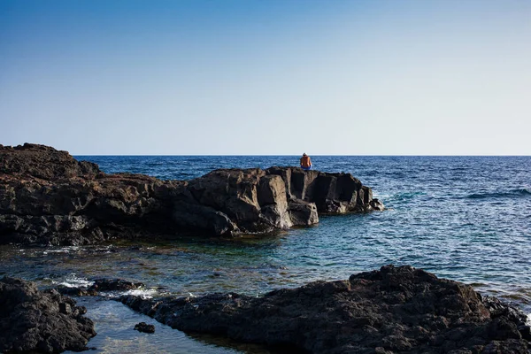 Linosa島の風光明媚な溶岩岩崖の眺め シチリア — ストック写真