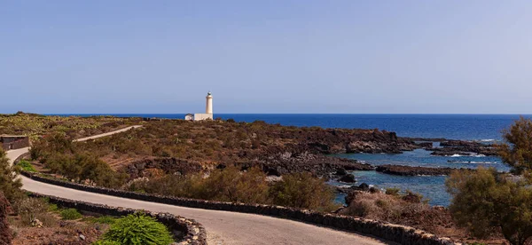 Linosa Adası Ndaki Lav Kayalığı Manzaralı Deniz Feneri Manzarası Sicilya — Stok fotoğraf