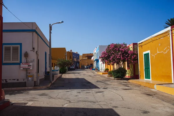 Vista Una Calle Típica Linosa Con Casa Colorida Sicilia Italia —  Fotos de Stock