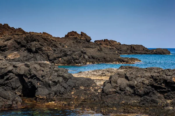 Linosaの溶岩ビーチの眺めは シチリア島のManarazzaと呼ばれます イタリア — ストック写真