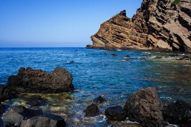 Sicilya 'da Calcarella denilen Linosa' nın lav plajının manzarası. İtalya