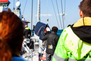 Trieste, İtalya - 09 Ekim 2021 'de Trieste Denizi' ndeki Barcolana 53 yat yarışı sırasında yelkenliler nehir rıhtımına yanaştı.