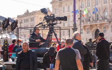 Trieste, İtalya - Ekim 09: RAI 'nin mürettebatı, Radiotelevisione italiana, 53. Barcolana yat yarışı sırasında 09 Ekim 2021' de yayına hazırlanıyor.